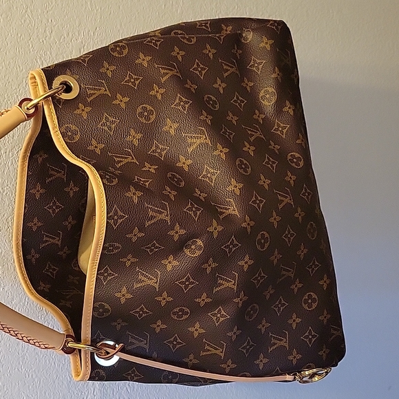 Louis Vuitton 💯 Authentic - Picture 10 of 13